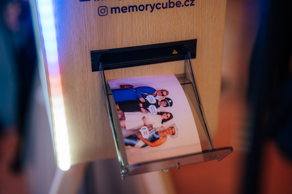 Fotobudka MemoryCube tiskne fotografii přímo na akci.