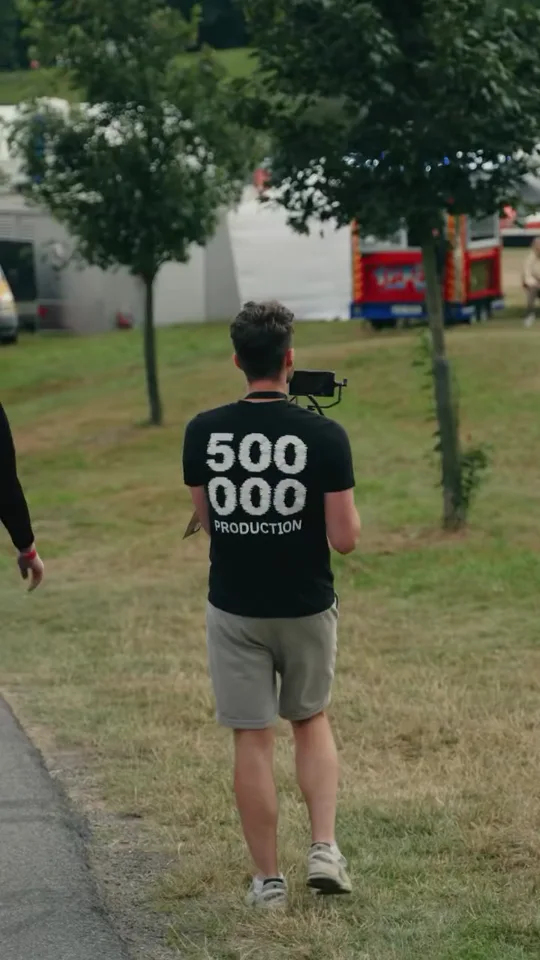 Kameraman s kamerovou technikou v areálu festivalu Benátská.