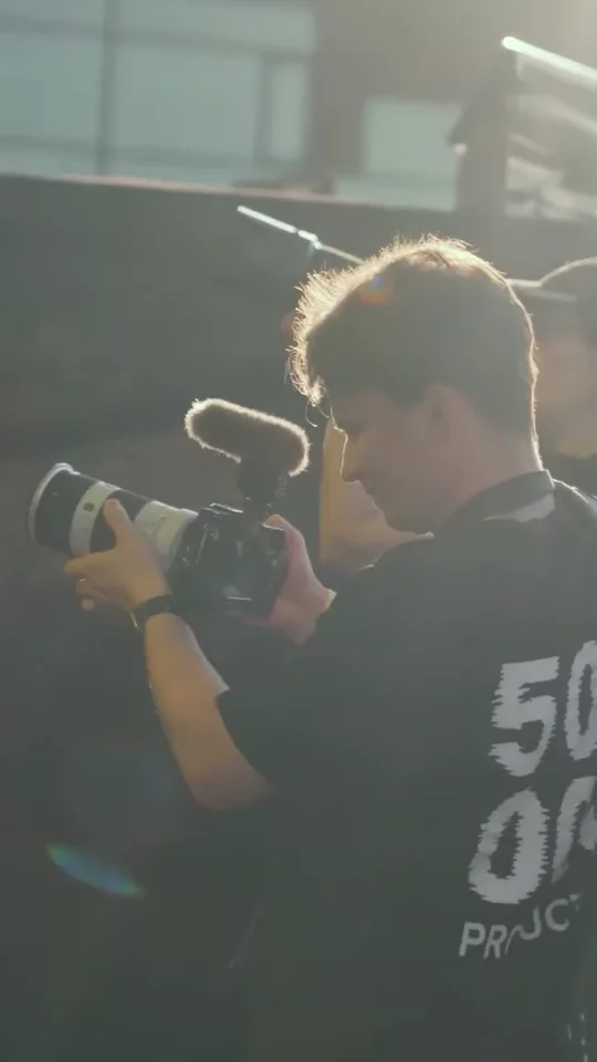 Kameraman při natáčení na festivalu Benátská.