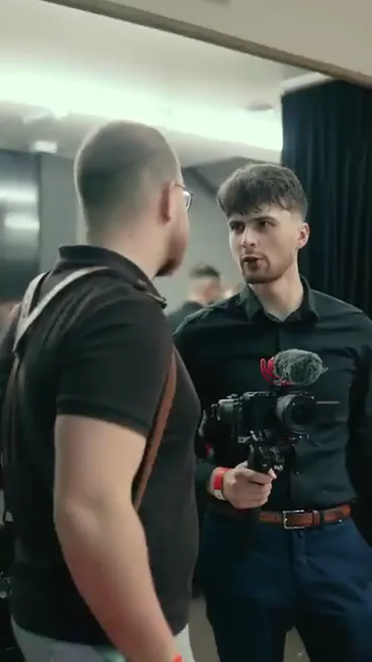 Daniel Gabriel s kolegou a kamerovou technikou na maturitním plese.