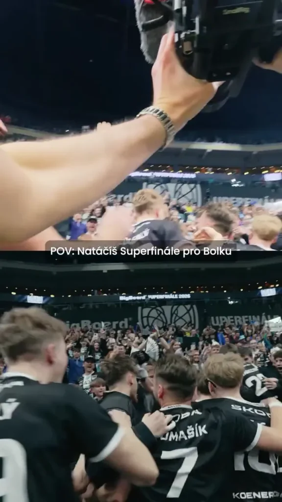Kameraman natáčí florbalové superfinále před zaplněnými tribunami.