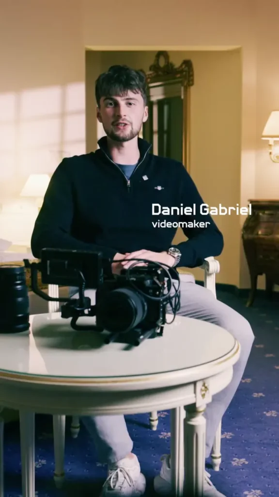 Daniel Gabriel s kamerou u stolu v zákulisí natáčení 007 First Light.
