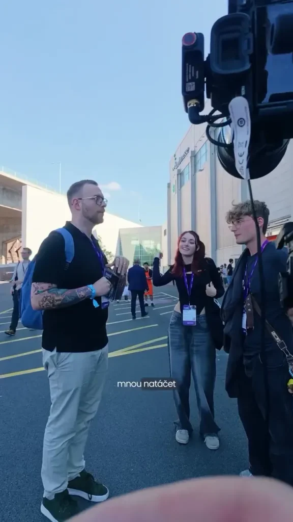 Natáčení rozhovoru před výstavištěm během Gamescomu.
