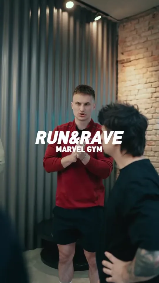 Účastník akce RUN & RAVE v Marvel Gym.