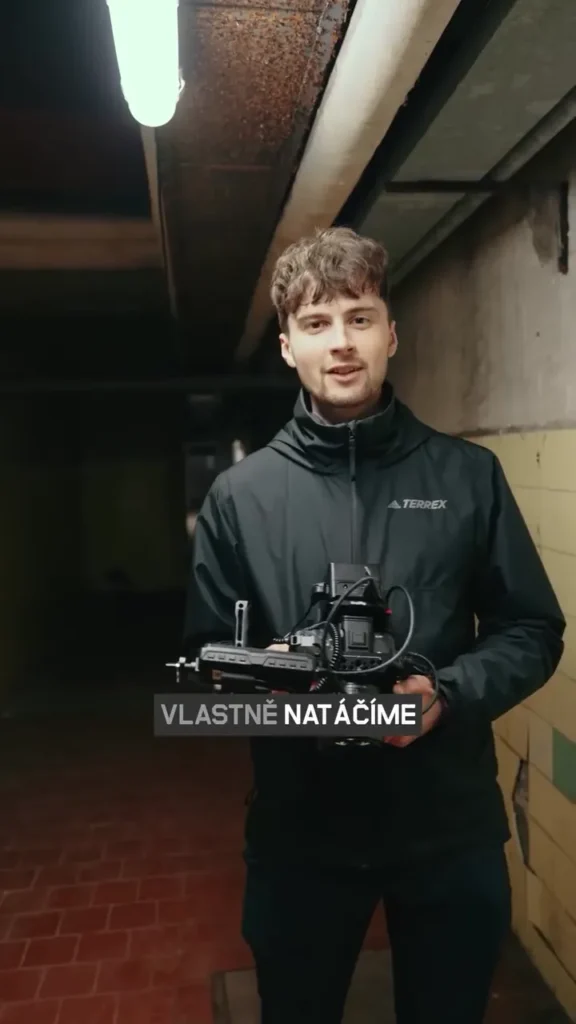 Daniel Gabriel s kamerou v chodbě při natáčení videa Resident Evil.